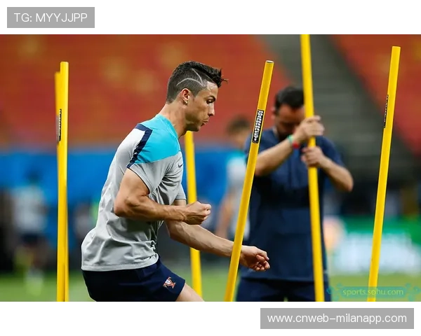 劳塔罗训练场加练射门，备战那不勒斯关键战役