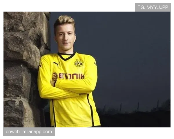 特写:老将罗伊斯在威斯特法伦的雨中聆听球迷歌声,眼含热泪